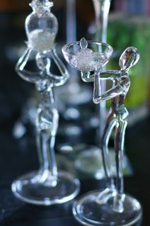 ガラスのツボとお皿を持つ男女のオブジェ